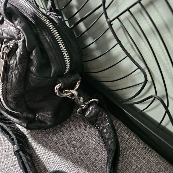 Núnoo | Washed Black Leather Crossbody Bag - Picture 4 of 13